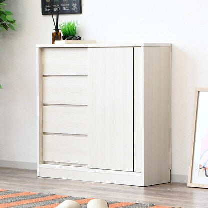 A slim cabinet (width 89.5cm WH) that can be used under the counter or in the living room.