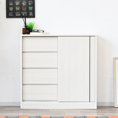 A slim cabinet (width 89.5cm WH) that can be used under the counter or in the living room.