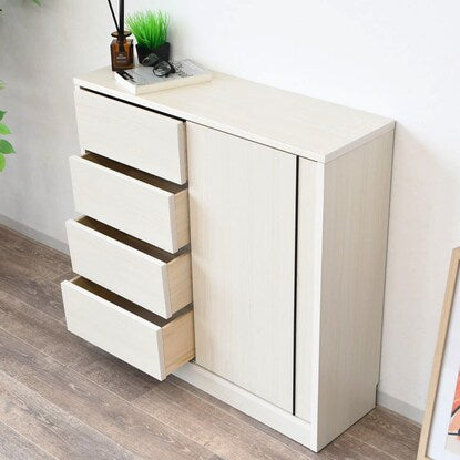 A slim cabinet (width 89.5cm WH) that can be used under the counter or in the living room.