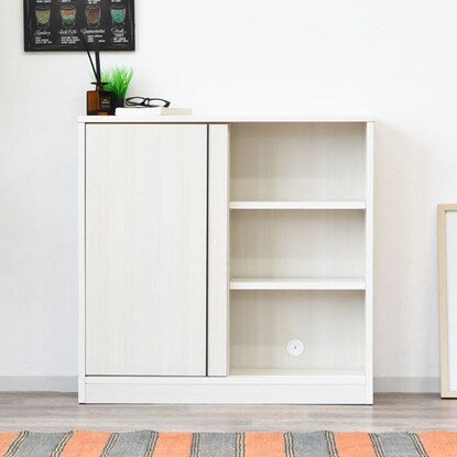 A slim cabinet (width 89.5cm WH) that can be used under the counter or in the living room.