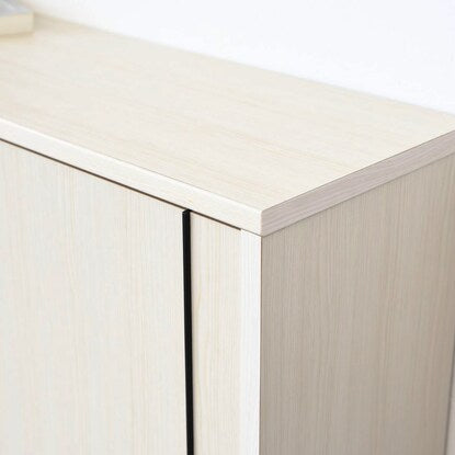 A slim cabinet (width 89.5cm WH) that can be used under the counter or in the living room.