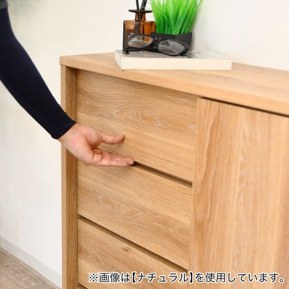 A slim cabinet (width 89.5cm WH) that can be used under the counter or in the living room.