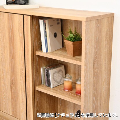 A slim cabinet (width 89.5cm WH) that can be used under the counter or in the living room.