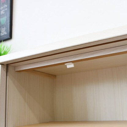 A slim cabinet (width 89.5cm WH) that can be used under the counter or in the living room.