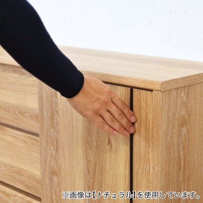 A slim cabinet (width 89.5cm WH) that can be used under the counter or in the living room.