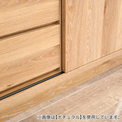 A slim cabinet (width 89.5cm WH) that can be used under the counter or in the living room.