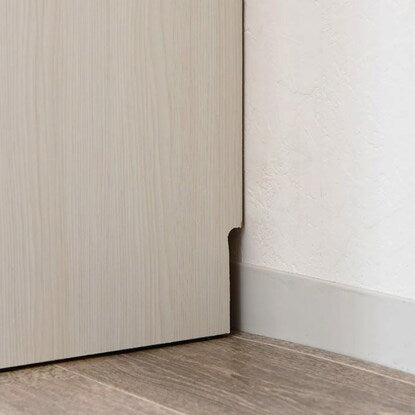 A slim cabinet (width 89.5cm WH) that can be used under the counter or in the living room.