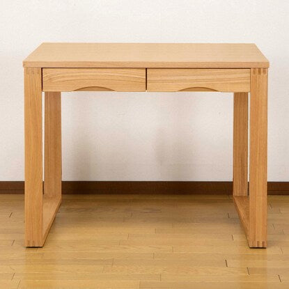 A natural wood desk with beautiful grain of ash veneer. Depth 59cm (width 90cm light brown)