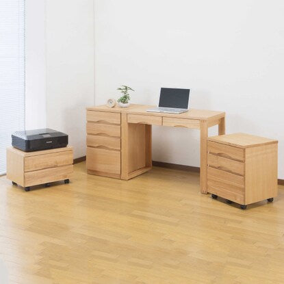 A natural wood desk with beautiful grain of ash veneer. Depth 59cm (width 90cm light brown)