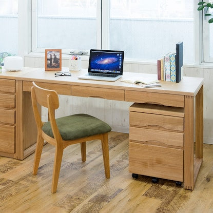 A natural wood desk with beautiful grain of ash veneer. Depth 59cm (width 150cm light brown)