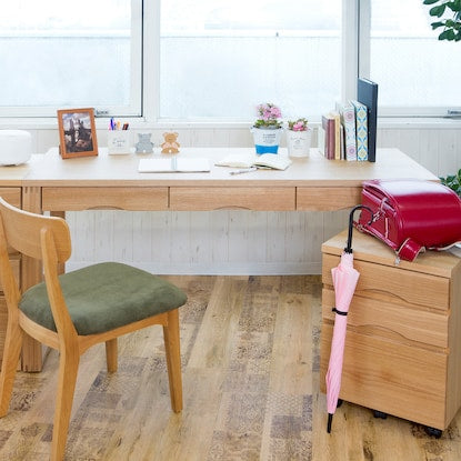 A natural wood desk with beautiful grain of ash veneer. Depth 59cm (width 150cm light brown)