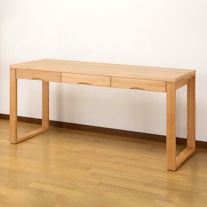 A natural wood desk with beautiful grain of ash veneer. Depth 59cm (width 150cm light brown)