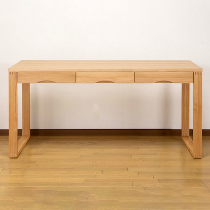 A natural wood desk with beautiful grain of ash veneer. Depth 59cm (width 150cm light brown)