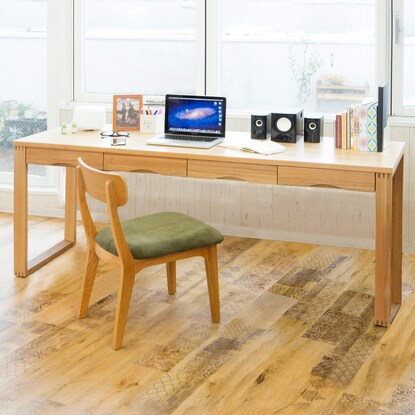 A natural wood desk with beautiful grain of ash veneer. Depth 59cm (width 180cm light brown)