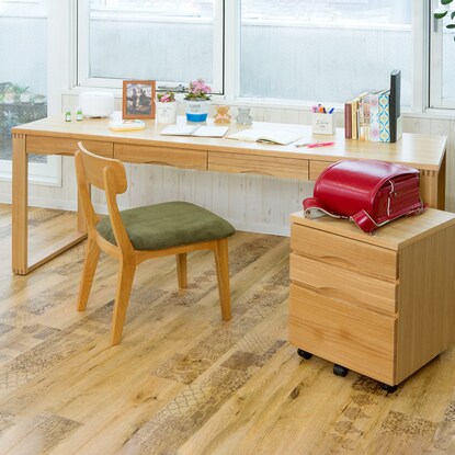 A natural wood desk with beautiful grain of ash veneer. Depth 59cm (width 180cm light brown)