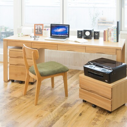 A natural wood desk with beautiful grain of ash veneer. Depth 59cm (width 180cm light brown)