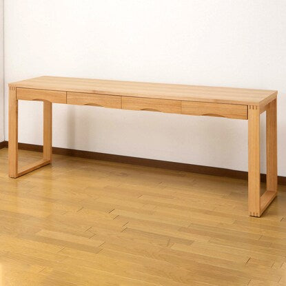 A natural wood desk with beautiful grain of ash veneer. Depth 59cm (width 180cm light brown)