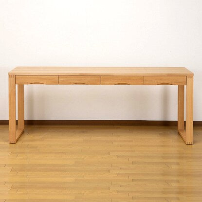 A natural wood desk with beautiful grain of ash veneer. Depth 59cm (width 180cm light brown)