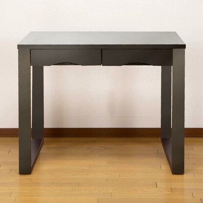 A natural wood desk with beautiful grain of ash veneer. Depth 59cm (width 90cm, dark brown)