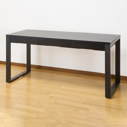 A natural wood desk with beautiful grain of ash veneer. Depth 59cm (width 150cm, dark brown)