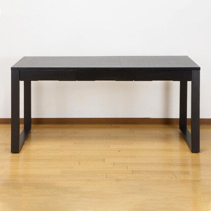 A natural wood desk with beautiful grain of ash veneer. Depth 59cm (width 150cm, dark brown)