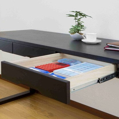 A natural wood desk with beautiful grain of ash veneer. Depth 59cm (width 150cm, dark brown)