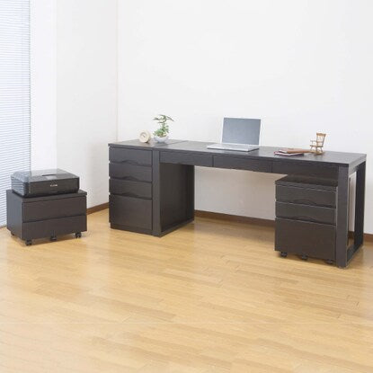 A natural wood desk with beautiful grain of ash veneer. Depth 59cm (width 150cm, dark brown)