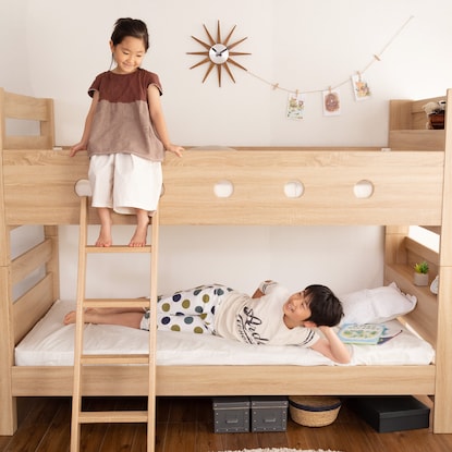 Wooden bunk bed with headboard (natural)