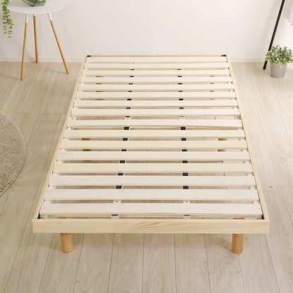 Natural wood 3-level height adjustable bed with legs and slats (S NA)