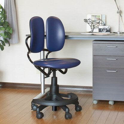 Compact chair that reduces strain on the lower back (NV)