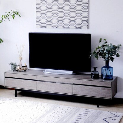 Simple TV stand (180 GY)