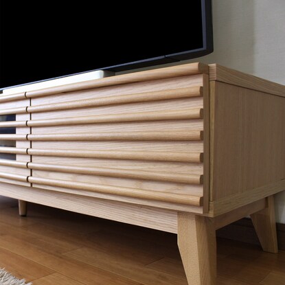 A TV stand (175 NA) with attractive natural wood decorations