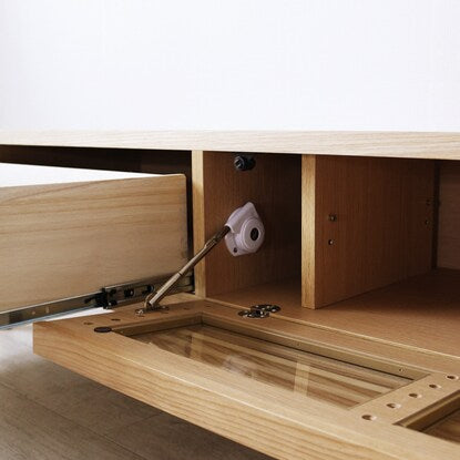 A TV stand (200 NA) with attractive natural wood decorations