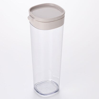 Vertical and horizontal water bottle capacity 1.1L