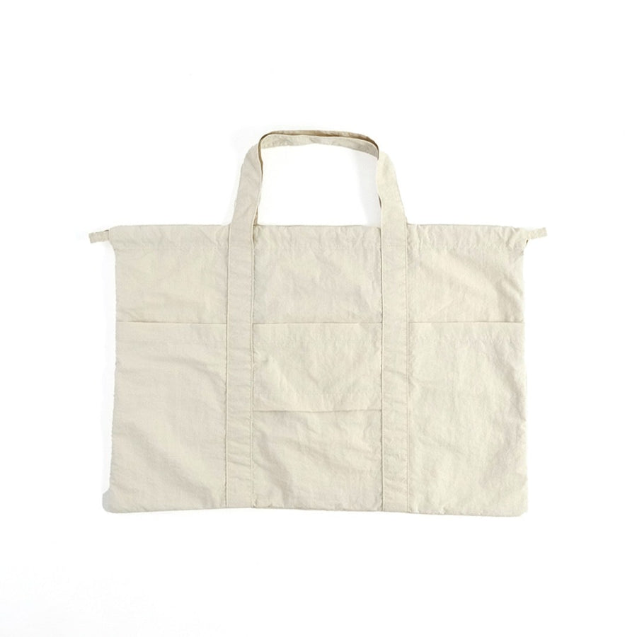 A water-repellent tote bag that can hold a lot of luggage