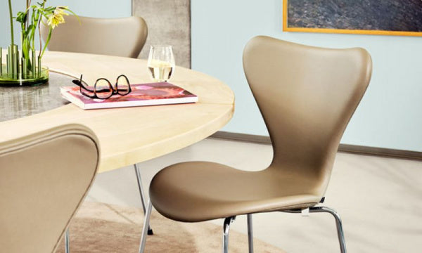 Seven Chair 3107 Fully padded, essential leather light grey, chrome legs