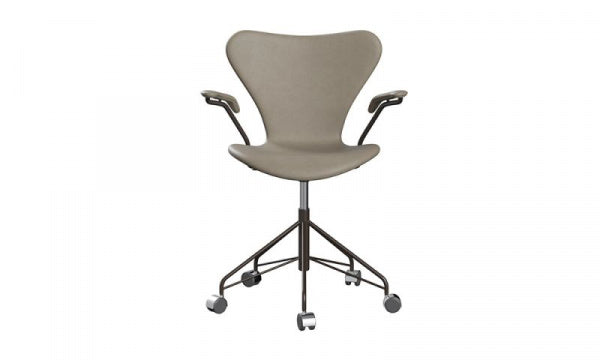 Seven Chair 3217 Fully padded Essential leather Light grey with arm castors