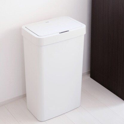 Sensor-operated opening and closing trash can (50L 6226 WH)