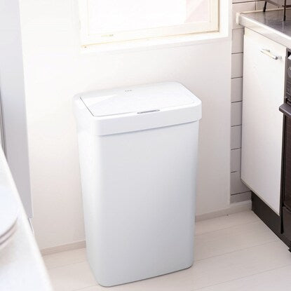 Sensor-operated opening and closing trash can (50L 6226 WH)