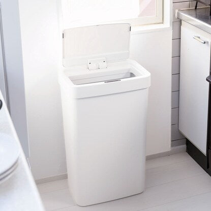 Sensor-operated opening and closing trash can (50L 6226 WH)