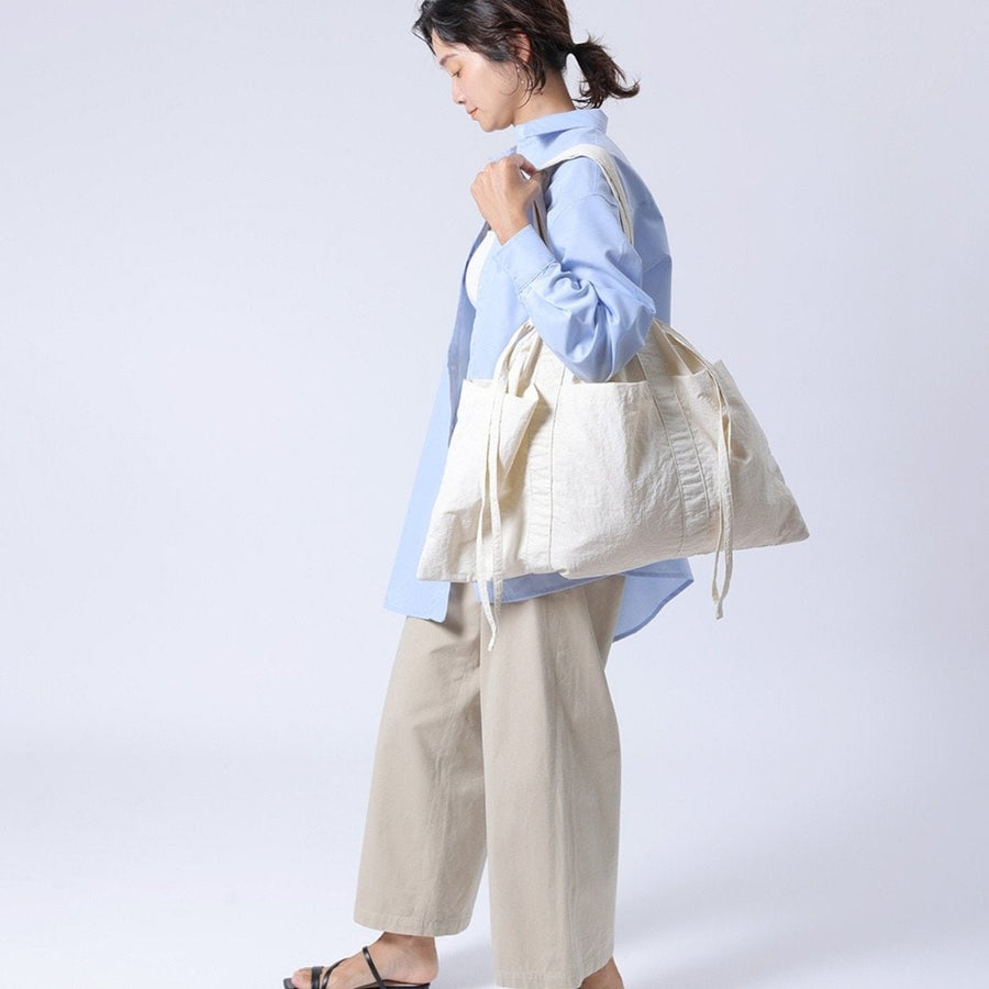 A water-repellent tote bag that can hold a lot of luggage
