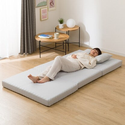 A voluminous mattress that provides firm support and can also be used as a futon (M2203)