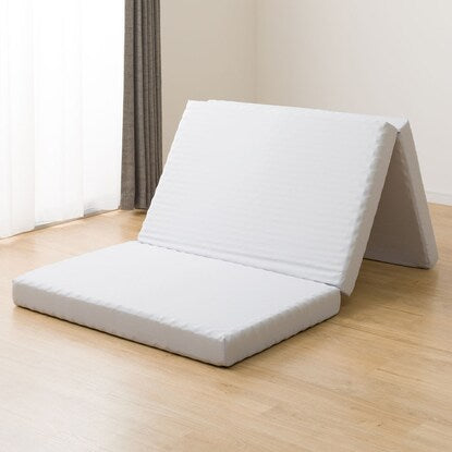 A voluminous mattress that provides firm support and can also be used as a futon (M2203)