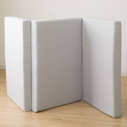 A voluminous mattress that provides firm support and can also be used as a futon (M2203)