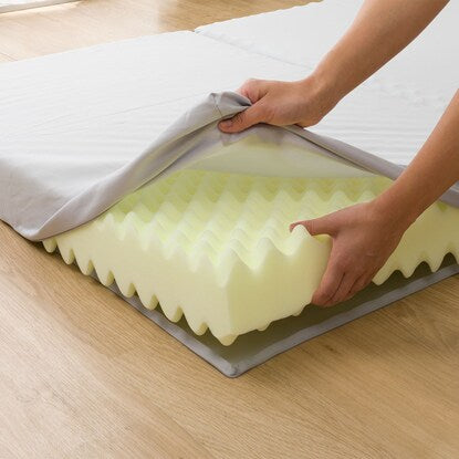 A voluminous mattress that provides firm support and can also be used as a futon (M2203)