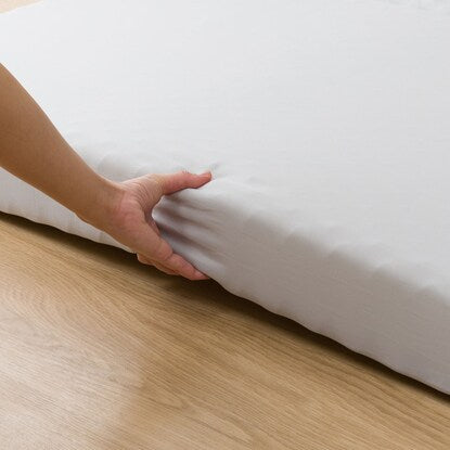 A voluminous mattress that provides firm support and can also be used as a futon (M2203)