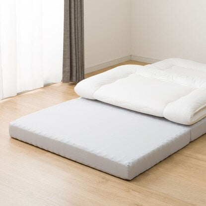 A voluminous mattress that provides firm support and can also be used as a futon (M2203)