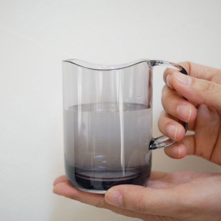 Water-draining stand mug, gray