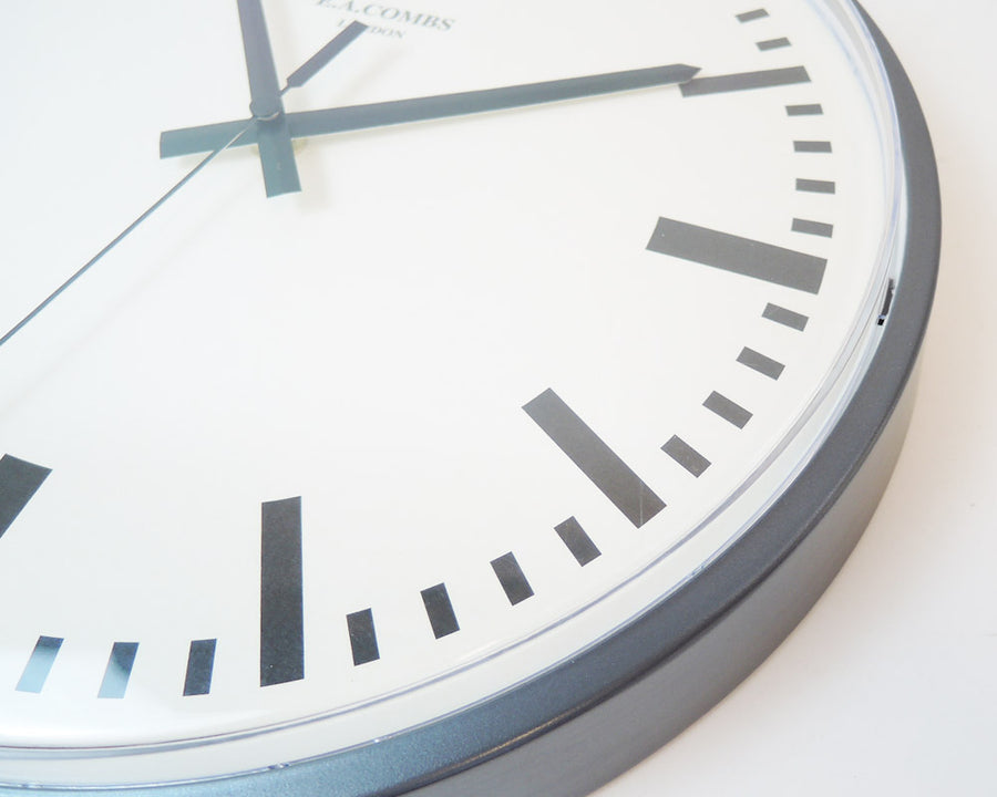 E.A. COMBS WALL CLOCK Bar E.A. 棒指標