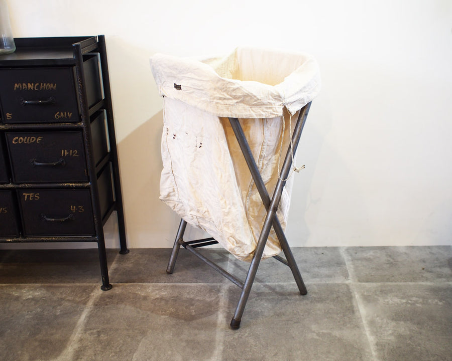 VINTAGE FOLDING LAUNDRY HAMPER